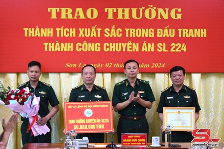 Trao thưởng thành tích xuất sắc trong đấu tranh với tội phạm ma túy