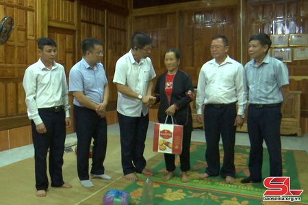 Thăm, tặng quà các gia đình có công với cách mạng tại xã Phiêng Côn