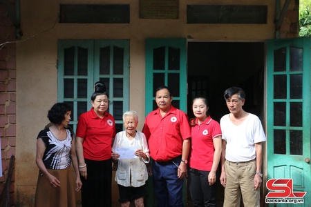 Hội Chữ thập đỏ Thành phố trao hỗ trợ cho các gia đình bị thiệt hại do mưa lũ