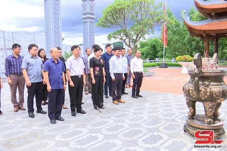 Các đồng chí lãnh đạo huyện Bắc Yên dâng hương các đền thờ, Nghĩa trang liệt sĩ Nhà tù Sơn La