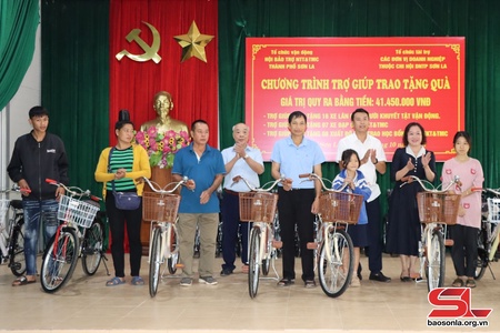 Tặng xe lăn, xe đạp cho người khuyết tật và trao học bổng cho trẻ mồ côi