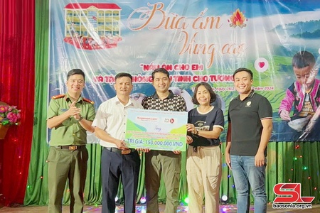 Chương trình “Bữa ấm vùng cao” tại huyện Thuận Châu