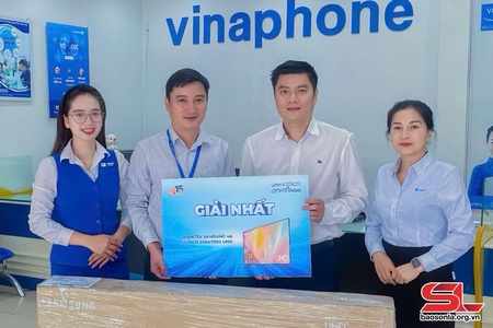 VNPT Sơn La trao giải nhất cho khách hàng may mắn trúng thưởng chương trình “Tuổi mới rực rỡ – Quà chất hết cỡ”