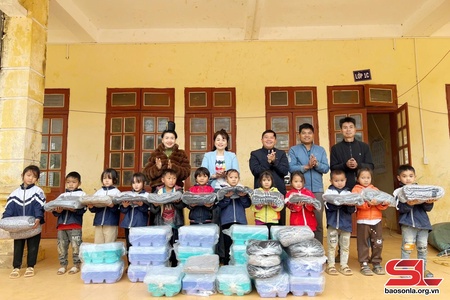 Đoàn thiện nguyện Thành phố Hồ Chí Minh tặng quà cho học sinh vùng cao