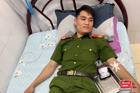 Cán bộ công an hiến máu cứu bệnh nhân qua cơn nguy kịch