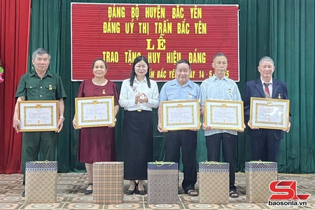 Đảng bộ Bắc Yên trao tặng Huy hiệu Đảng đợt 19/5