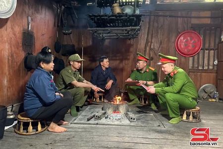 Lặng thầm giữ bình yên bản làng