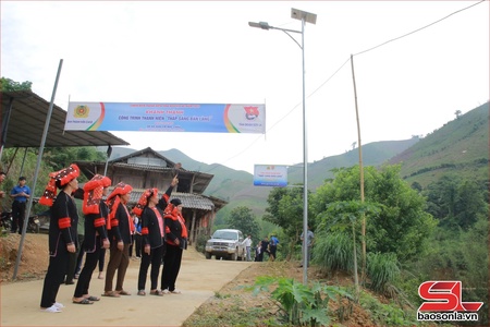 Đoàn Thanh niên với phong trào “Thắp sáng đường quê” 