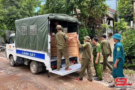Công an xã Phù Yên hỗ trợ 2 hộ ra khỏi khu vực có nguy cơ sạt lở