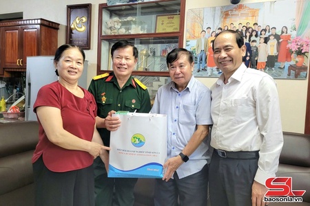 Tri ân các anh hùng liệt sĩ, người có công nhân kỷ niệm 78 năm Ngày Thương binh - Liệt sĩ