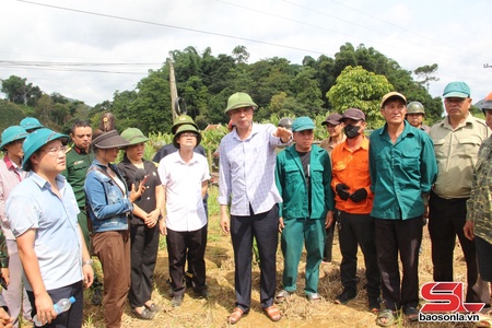 Đồng chí Phó Chủ tịch UBND tỉnh Sơn La kiểm tra tình hình sạt lở tại xã Nậm Lầu