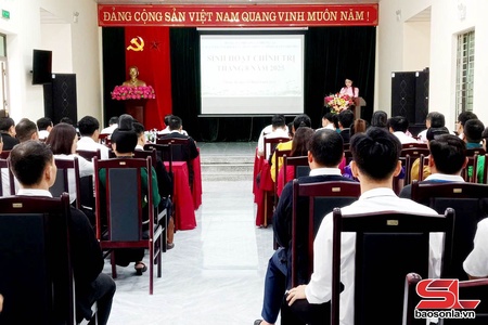 Phường Chiềng An tổ chức sinh hoạt chính trị dưới cờ tháng 8