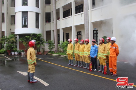 Huấn luyện nghiệp vụ, thực hành phương án chữa cháy tại Công ty Điện lực Sơn La