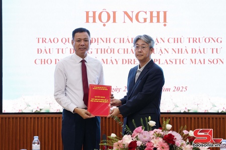 Trao Quyết định chấp thuận chủ trương đầu tư, đồng thời chấp thuận nhà đầu tư Dự án Nhà máy Dream Plastic Mai Sơn