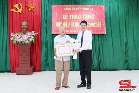 Đồng chí Chủ tịch Ủy ban MTTQ Việt Nam tỉnh trao Huy hiệu Đảng tại xã Tường Hạ