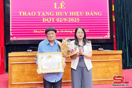 Đồng chí Trưởng ban Tuyên giáo và Dân vận Tỉnh ủy trao Huy hiệu Đảng đợt 2/9