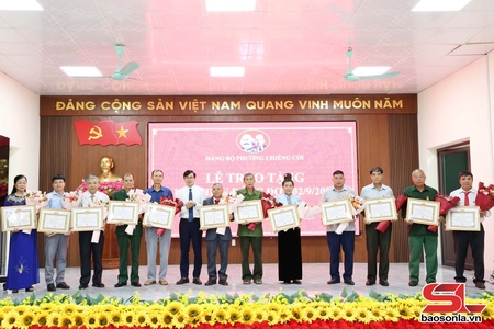 Các địa phương trao Huy hiệu Đảng đợt 2/9
