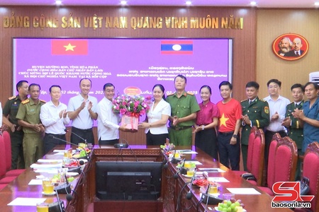 Đoàn đại biểu huyện Mường Son thăm, chúc mừng xã Sốp Cộp 