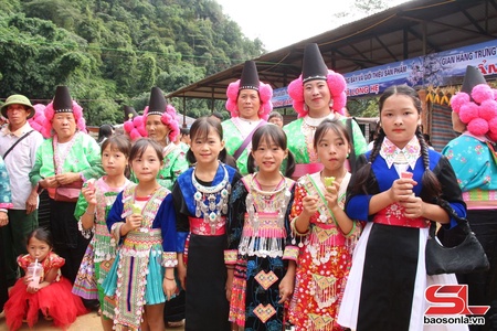 Rực rỡ sắc màu văn hóa dân tộc Mông ở Co Mạ