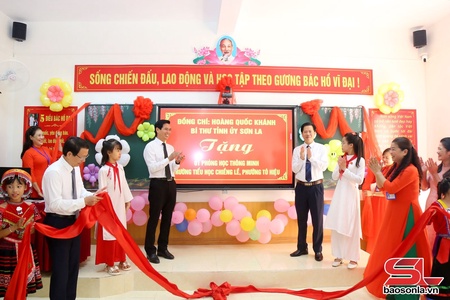 Đồng chí Bí thư Tỉnh ủy dự Lễ khai giảng năm học mới tại Trường THCS Lê Quý Đôn