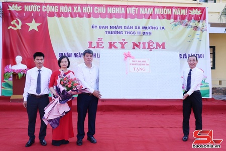 Đồng chí Trưởng Ban Tổ chức Tỉnh ủy dự khai giảng năm học mới tại Trường THCS Ít Ong