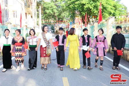 Khai giảng tại trường nội trú có điểm thi tốt nghiệp cao hơn trung bình toàn tỉnh, nhiều môn cao hơn trung bình toàn quốc