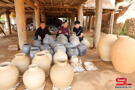 Lưu giữ nghề làm gốm Mường Chanh
