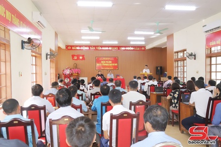 Đoàn đại biểu Quốc hội tỉnh Sơn La tiếp xúc cử tri xã Chiềng Hoa