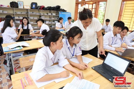 
Dạy chữ đi đôi với rèn người