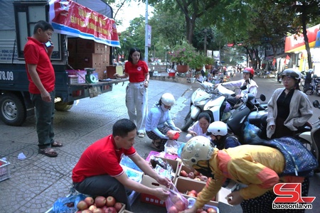 Hội Chữ thập đỏ tổ chức gian hàng gây quỹ ủng hộ đồng bào lũ lụt