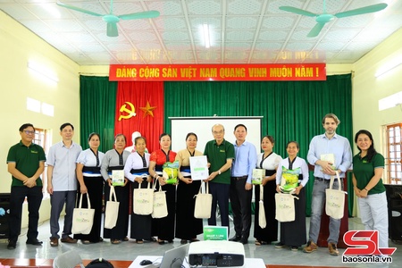 Đại sứ quán Ireland tại Việt Nam thăm và làm việc tại xã Phù Yên