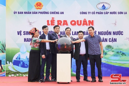 Ra quân vệ sinh môi trường, bảo vệ hành lang nguồn nước hang Thẳm Tát Tòng