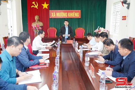 Đồng chí Phó Chủ tịch UBND tỉnh kiểm tra công tác xóa nhà tạm tại xã Mường Khiêng