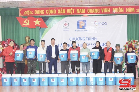 Cấp phát 200 thiết bị lọc nước cho các hộ dân xã Lóng Phiêng