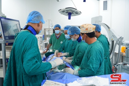 Chuyển giao kỹ thuật mổ nội soi cột sống tại Bệnh viện Đa khoa tỉnh Sơn La