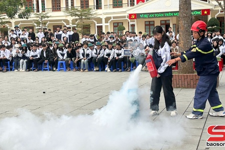 Tuyên truyền trải nghiệm kỹ năng PCCC và CNCH cho học sinh