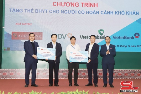 Tặng thẻ BHYT cho người bị ảnh hưởng do thiên tai, bão lũ, có hoàn cảnh khó khăn