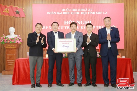 Đoàn đại biểu Quốc hội tỉnh Sơn La tiếp xúc cử tri xã Tô Múa