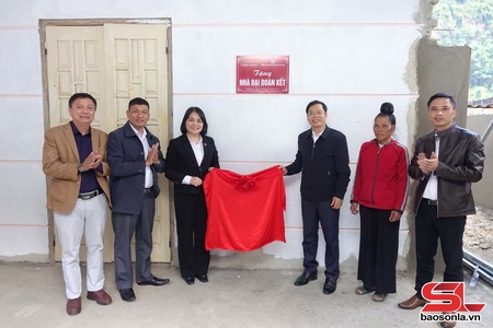Khánh thành nhà "Đại đoàn kết" cho hộ gia đình khó khăn