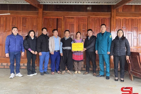 Trao tiền hỗ trợ gia đình bị ảnh hưởng do thiên tai