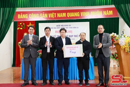 Đoàn đại biểu Quốc hội tỉnh Sơn La tiếp xúc cử tri xã Xím Vàng