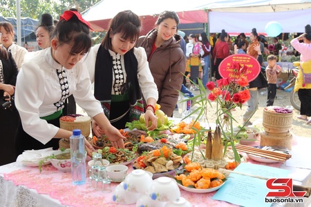 Ngày hội Văn hóa các dân tộc gắn với phiên chợ vùng cao xã Chiềng Hoa lần thứ 1