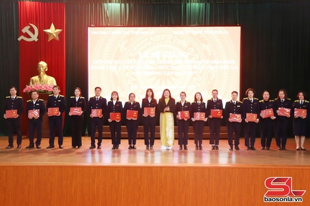 Bế giảng lớp Trung cấp lý luận chính trị khóa IV.8 dành cho cán bộ, công chức ngành Thuế tỉnh Sơn La