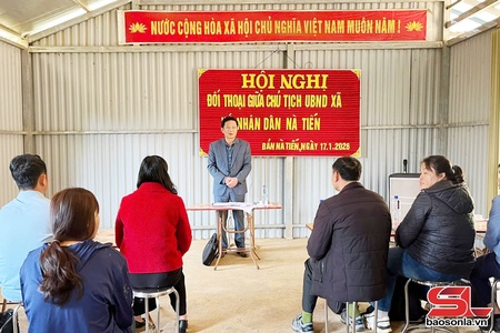 Chủ tịch UBND xã Pắc Ngà đối thoại với nhân dân bản Nà Tiến