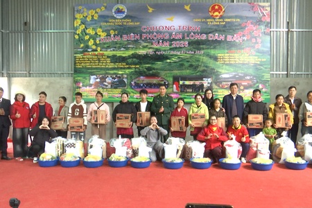 “Xuân Biên phòng, ấm lòng dân bản" tại xã Lóng Sập