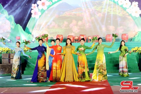 Biểu diễn “Mộc Châu - hành trình về miền hoa”