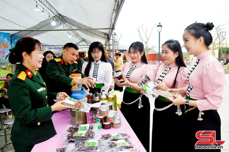 Chợ phiên "Sắc xuân vùng cao" Mường Và