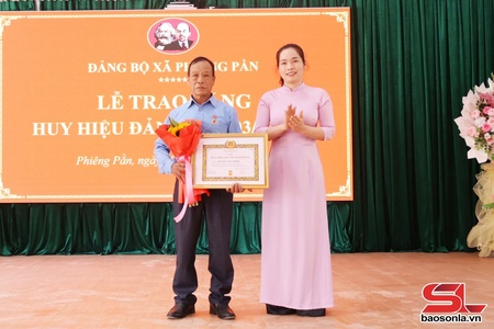  Đảng bộ xã Phiêng Pằn trao tặng Huy hiệu Đảng đợt 3/2