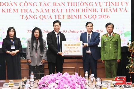 Đồng chí Phó Chủ tịch Thường trực Ủy ban MTTQ Việt Nam tỉnh thăm và tặng quà Tết xã Thuận Châu và một số đơn vị lực lượng vũ trang