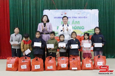 Chương trình tình nguyện “Hơi ấm mùa đông” tại bản Háng Đồng